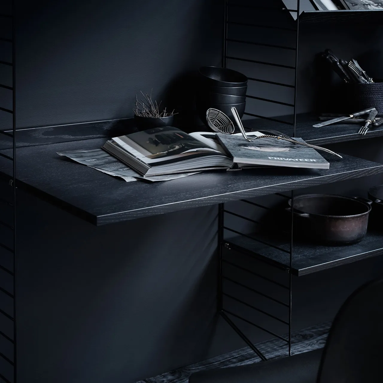 Outlet Arbetsskiva 78x58 svartbetsad String Skåp & Fällbord