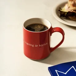 Mugg Astrid Ja, jag tror att livets... Vinröd Tekoppar|Kaffekoppar