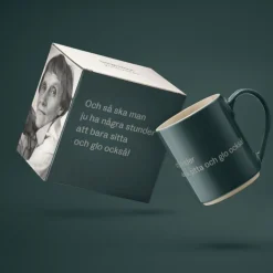 Sale Mugg Astrid Så ska man ju ha några stunder...M.blå Tekoppar|Kaffekoppar