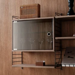 Outlet Skåp med glasdörr 58x30 Valnöt String Skåp & Fällbord