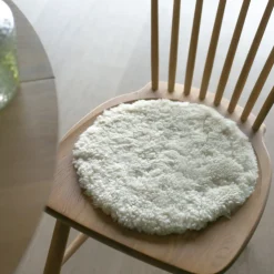 Hot Stolsdyna Fårö fårskinn 34 cm off white Stolsdynor