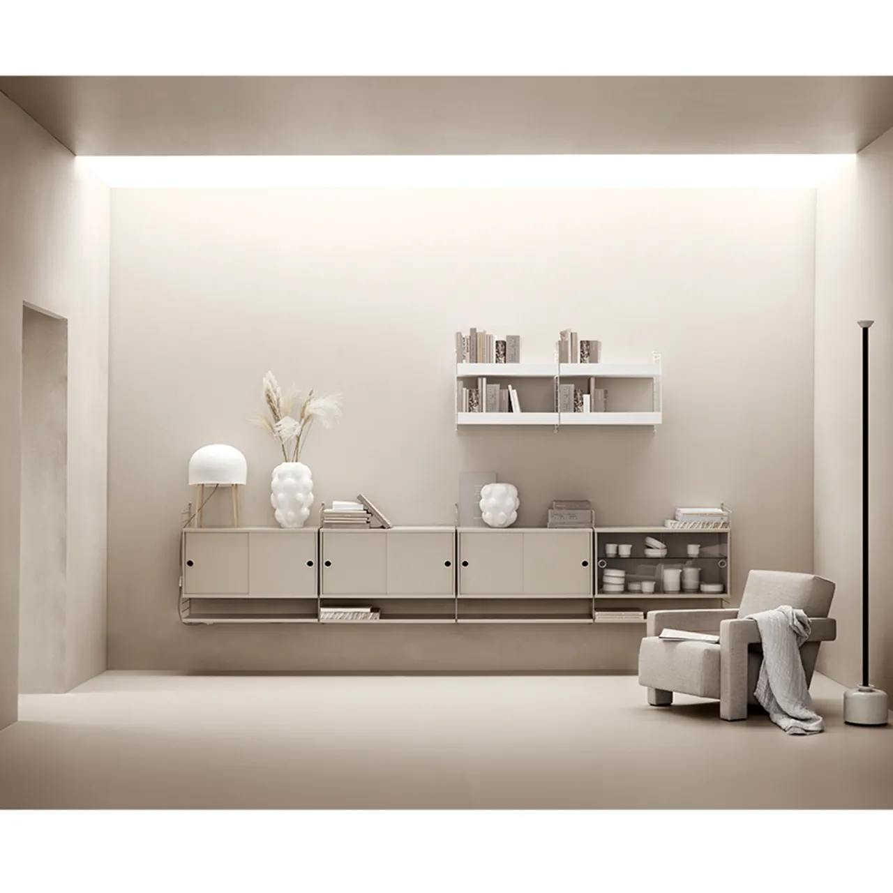 Outlet Vitrinskåp 78x30x42 beige String Skåp & Fällbord